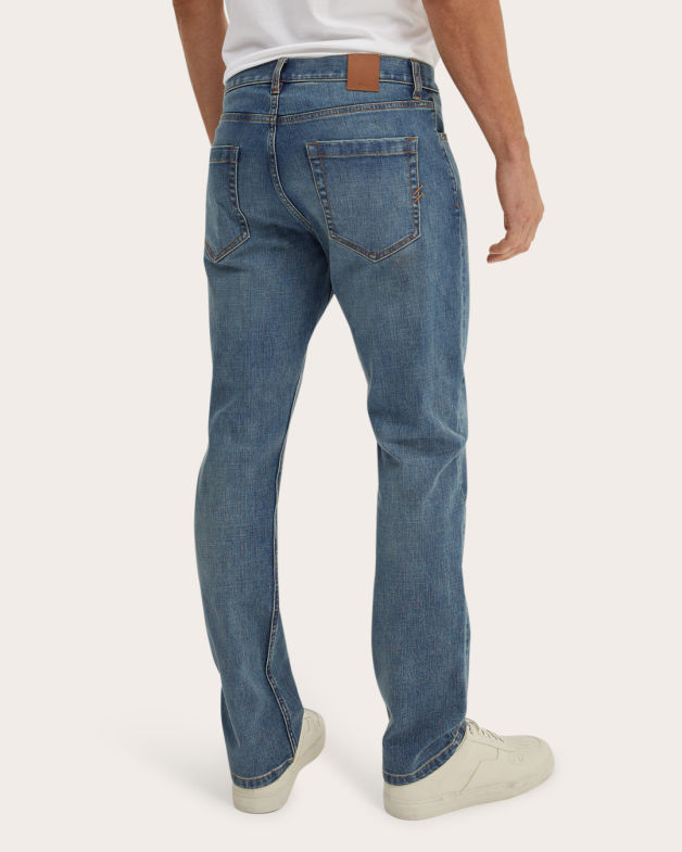 Carson Tapered Leg Jean in LIGHT BLUE WASH