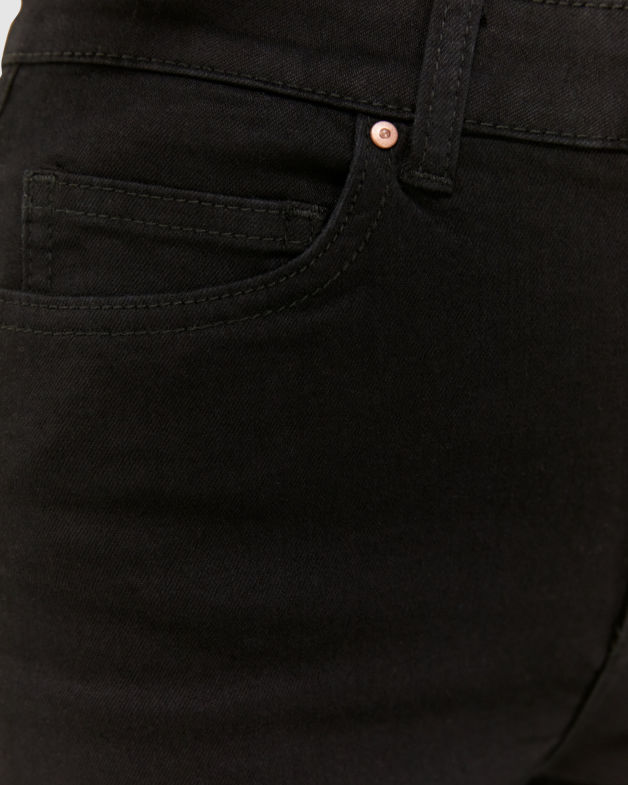 Gisele Kickflare Jean in BLACK