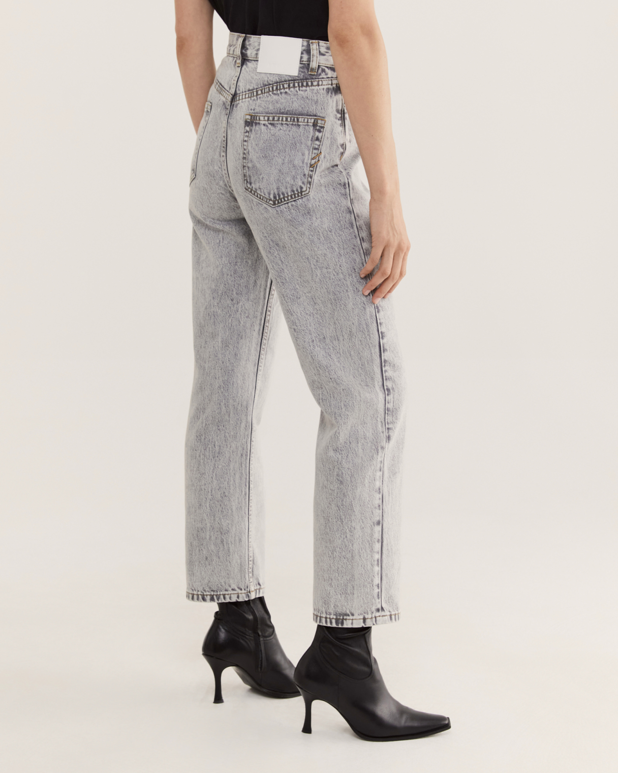 Simi Straight Leg Jean in WASHED GREY