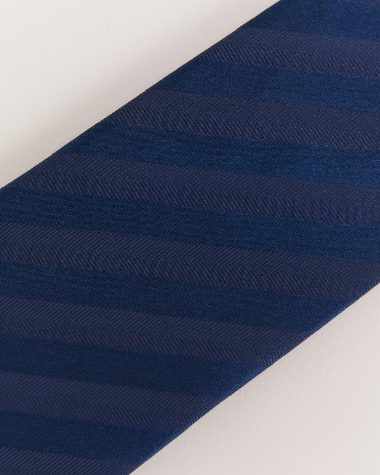 Silk Twill Stripe Tie in NAVY