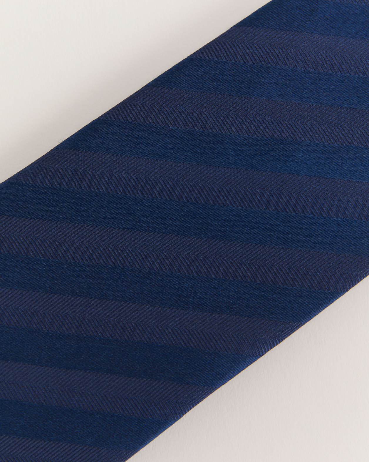 Silk Twill Stripe Tie in NAVY