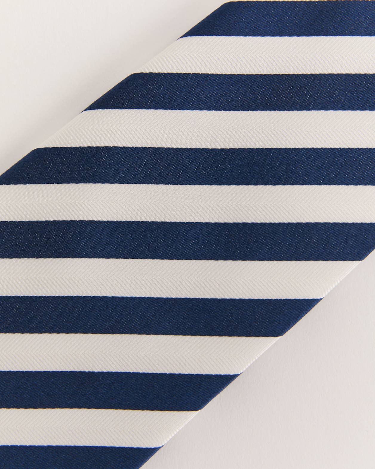 Silk Twill Stripe Tie in NAVY/WHITE