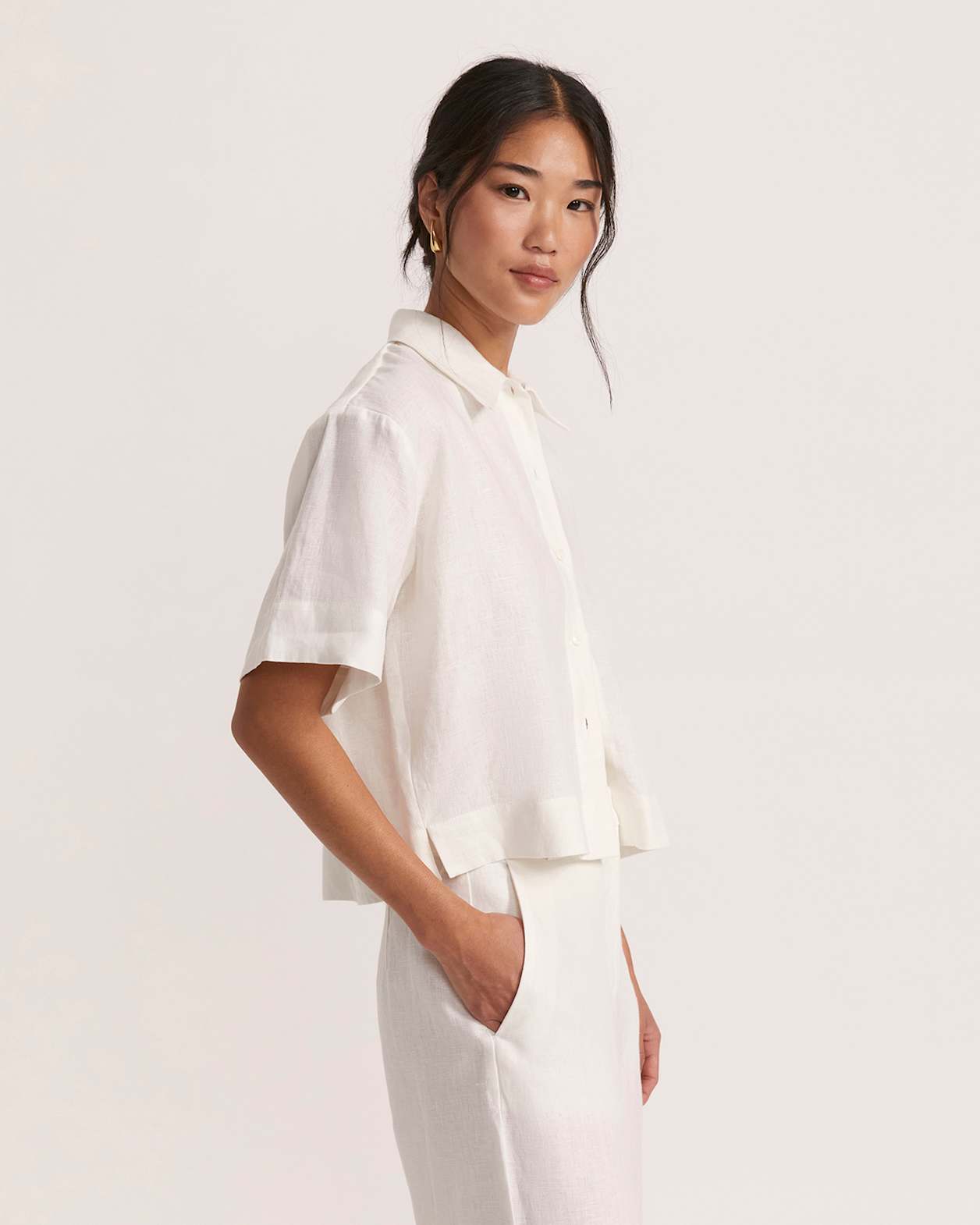 Lila Linen Short Sleeve Cropped Shirt in WHITE