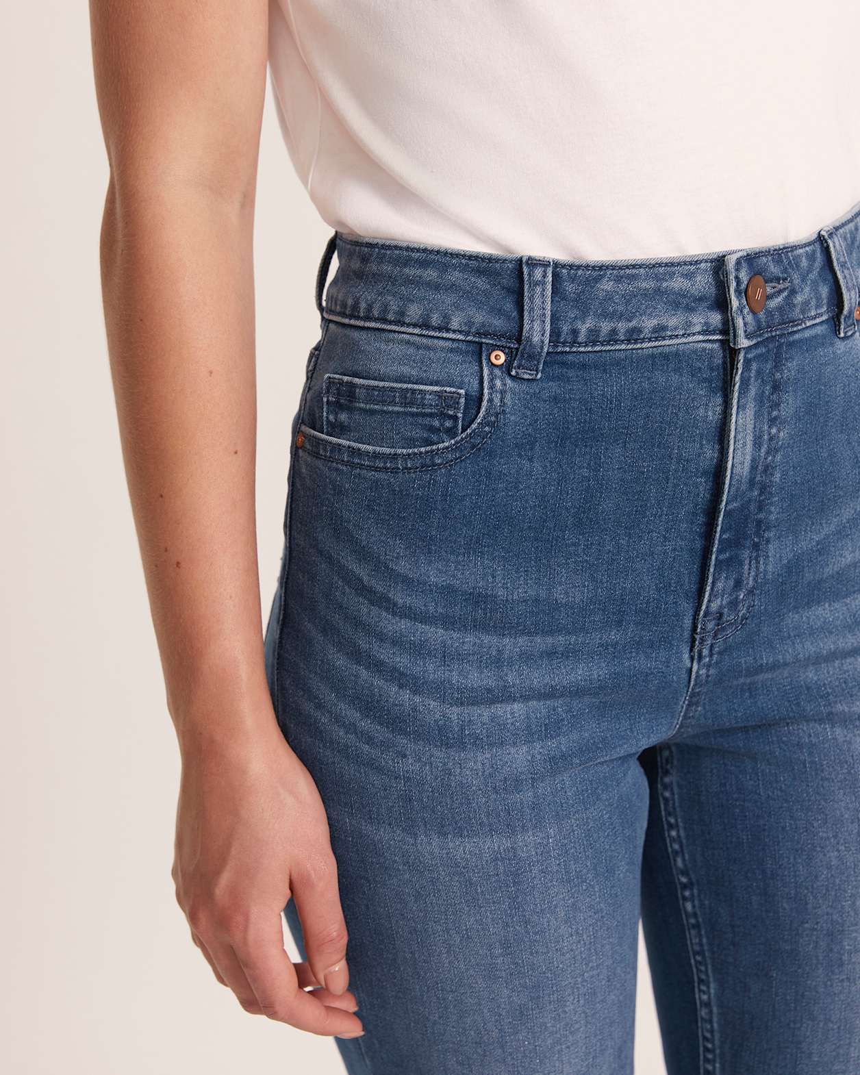Anna Straight Leg Jean in LIGHT INDIGO