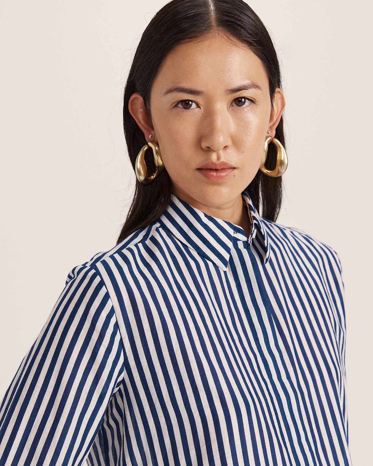 Cora Silk Cotton Boyfriend Shirt in White/Navy