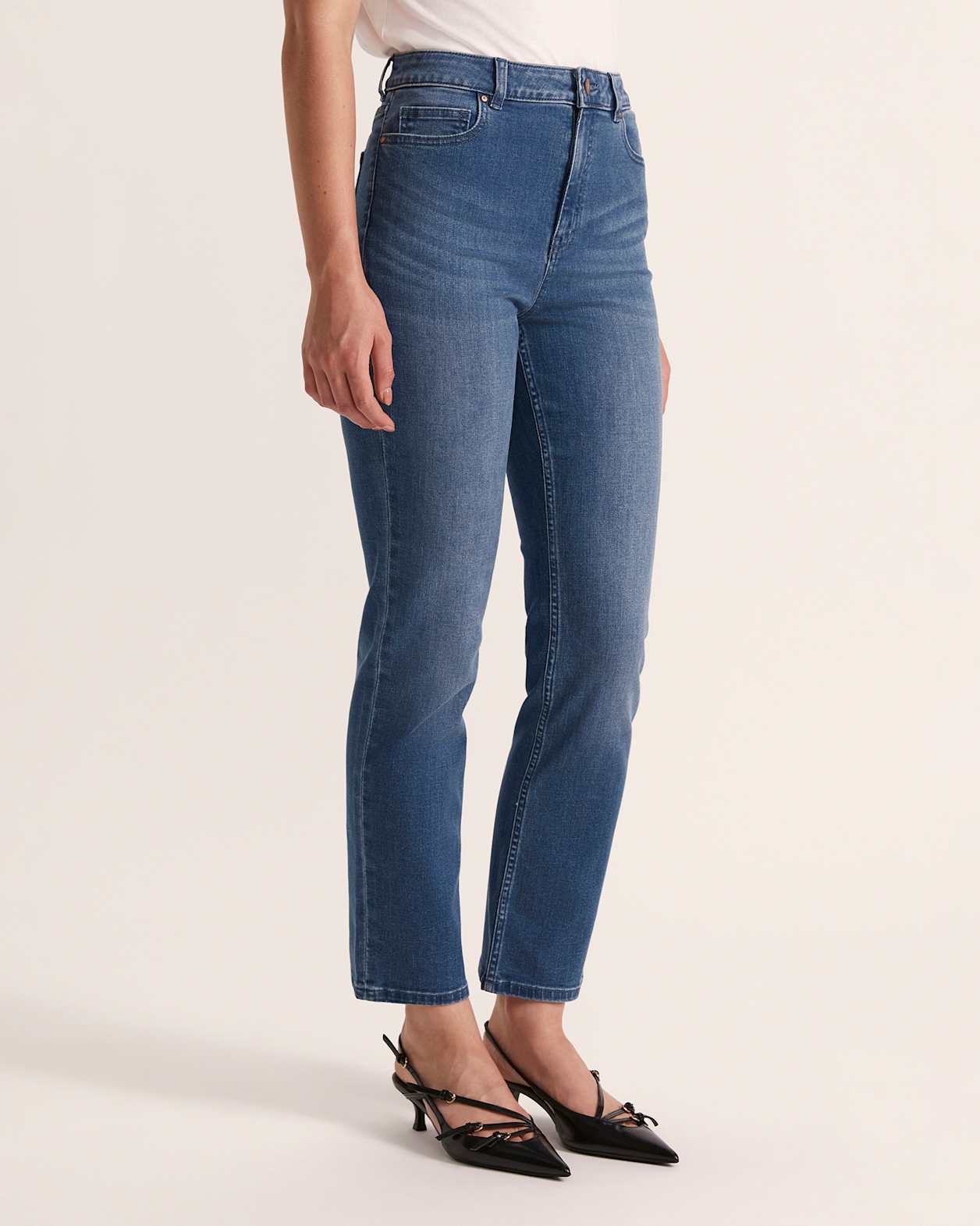Anna Straight Leg Jean in LIGHT INDIGO