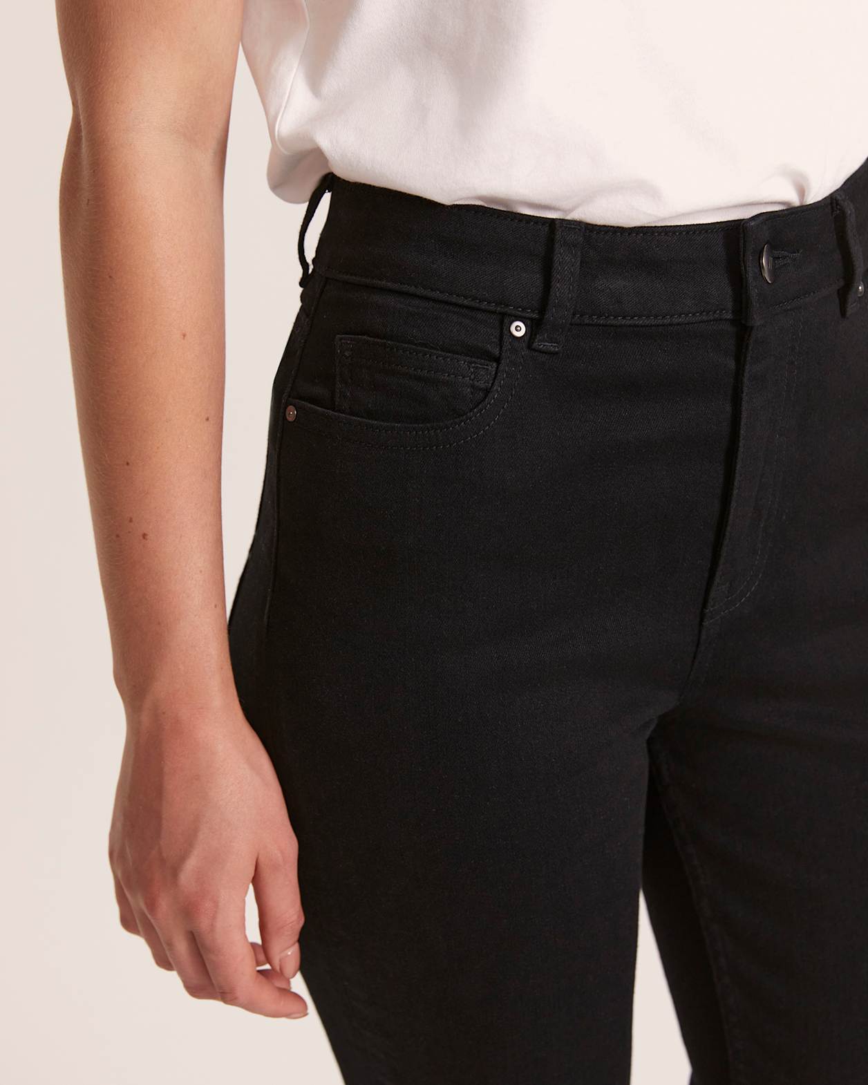 Anna Straight Leg Jean in BLACK