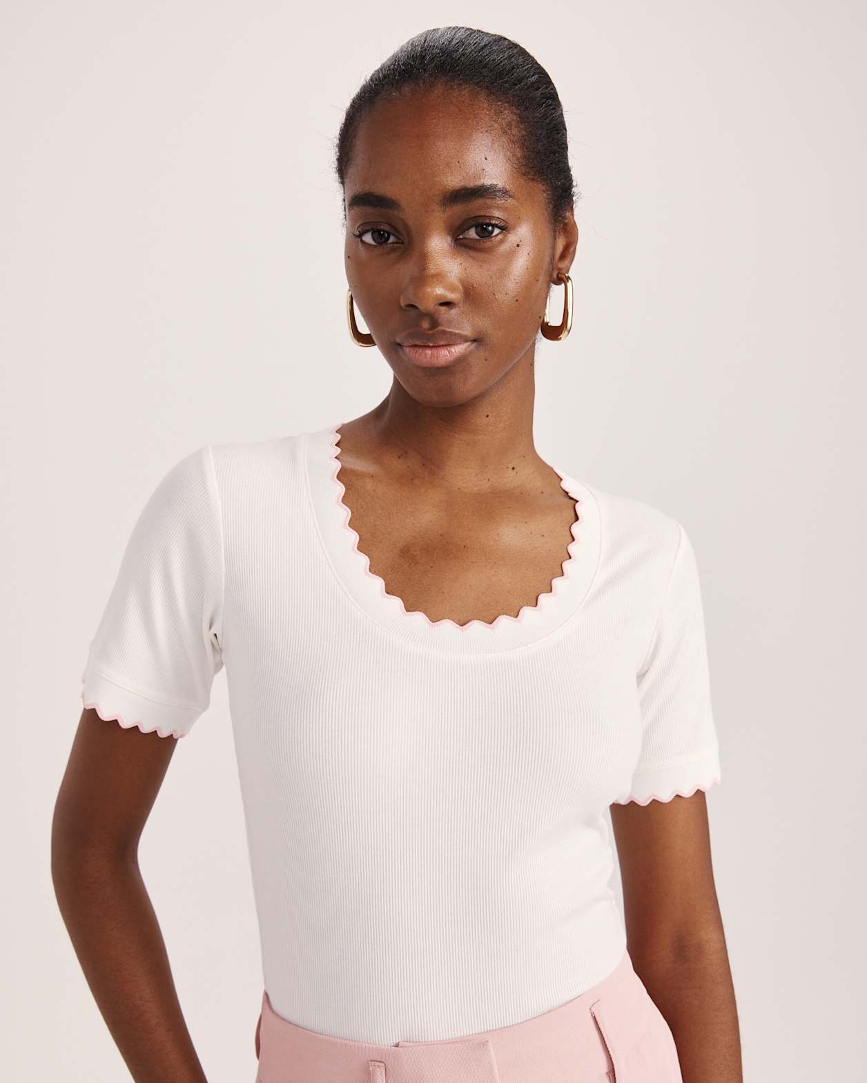 Emilie Scooped Neck Tee in WHITE/PINK