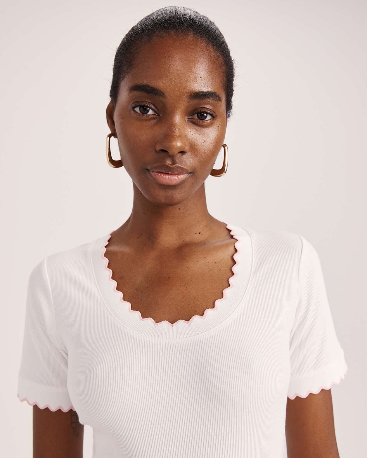 Emilie Scooped Neck Tee in WHITE/PINK
