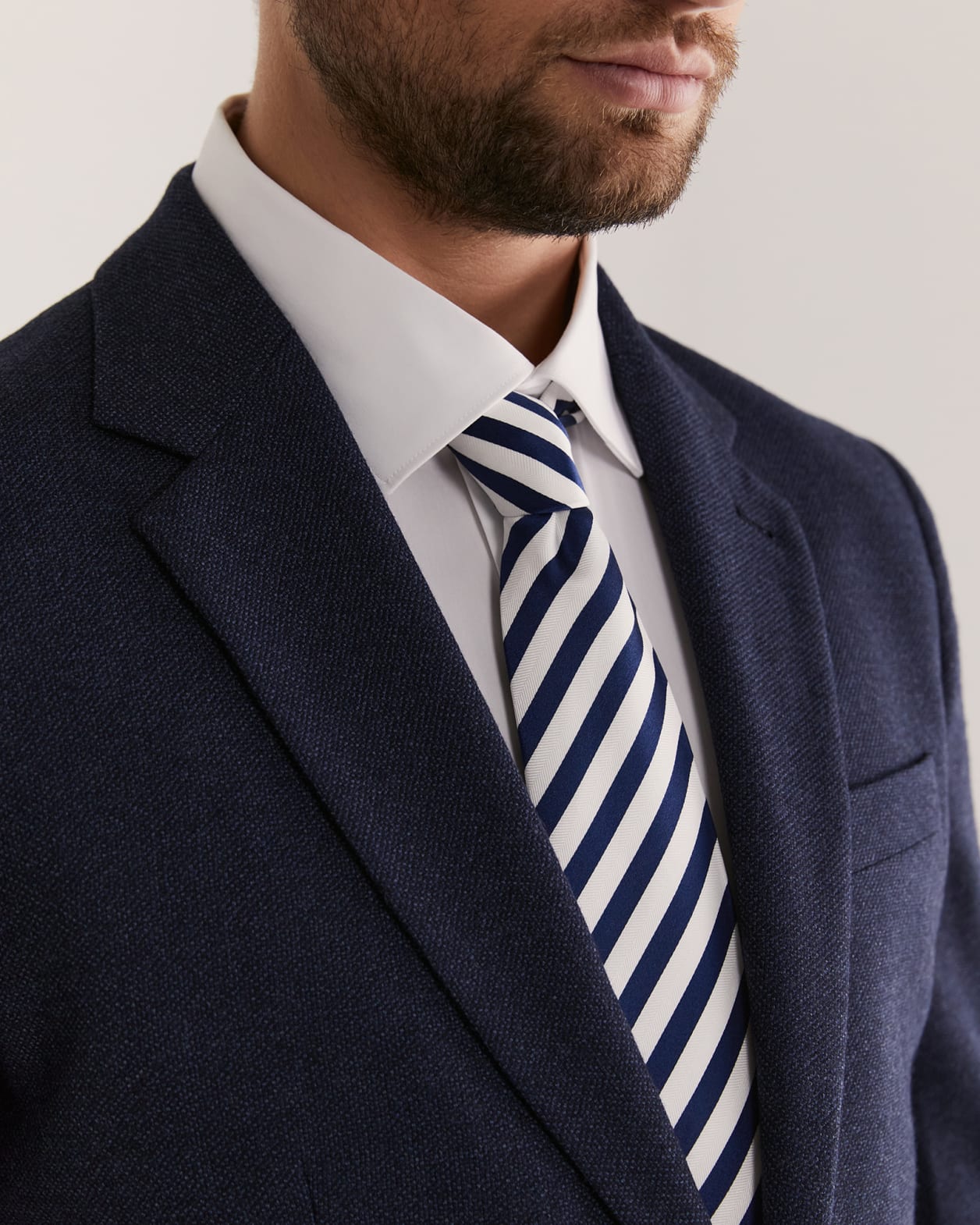 Silk Twill Stripe Tie in NAVY/WHITE
