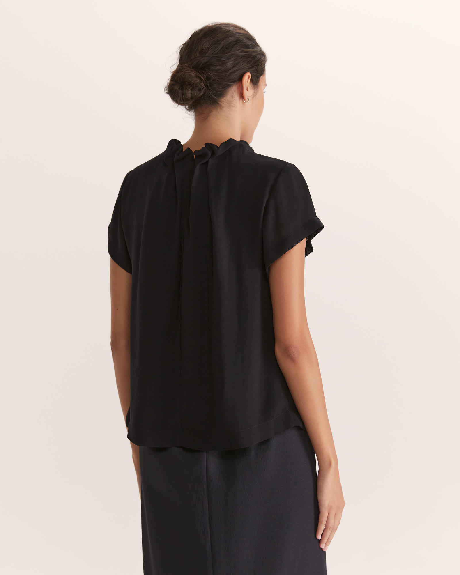 [COSYHARU]Beloa Golgi Henley Neck Short Sleeve関税・配送料込 Willa High Neck Short Sleeve Top in Black - SABA