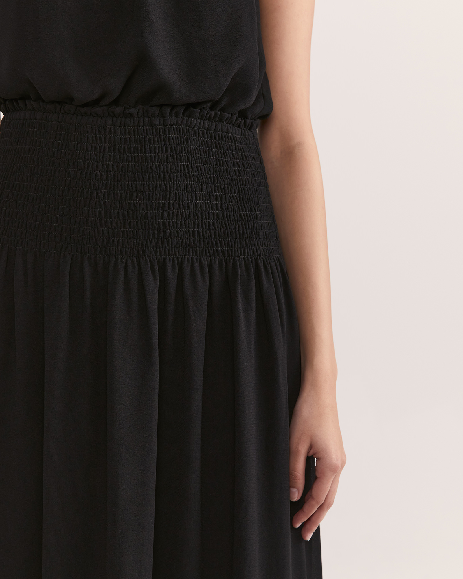 Black keyhole pleated midi dress with pleated skirt top